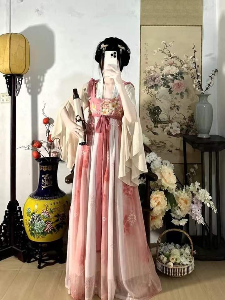 Summer in Black Gold:The Revival of Hanfu Fashion Summer in Black Gold:The Revival of Hanfu Fashion