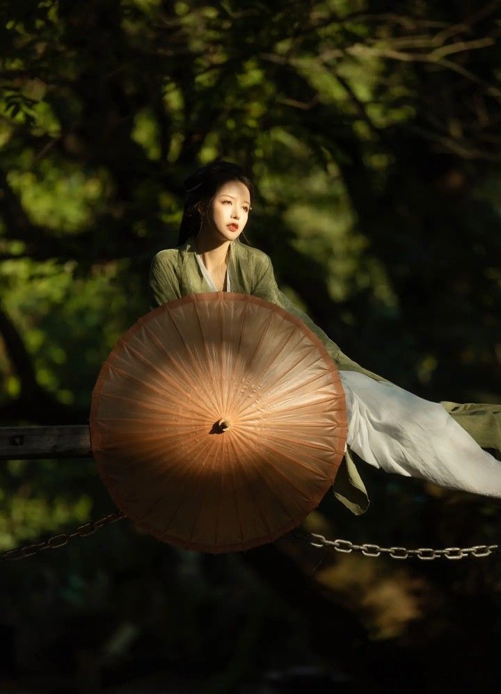 The Elegance of Qipao and its Accompanying Fan:A Cultural Exploration The Elegance of Qipao and its Accompanying Fan:A Cultural Exploration