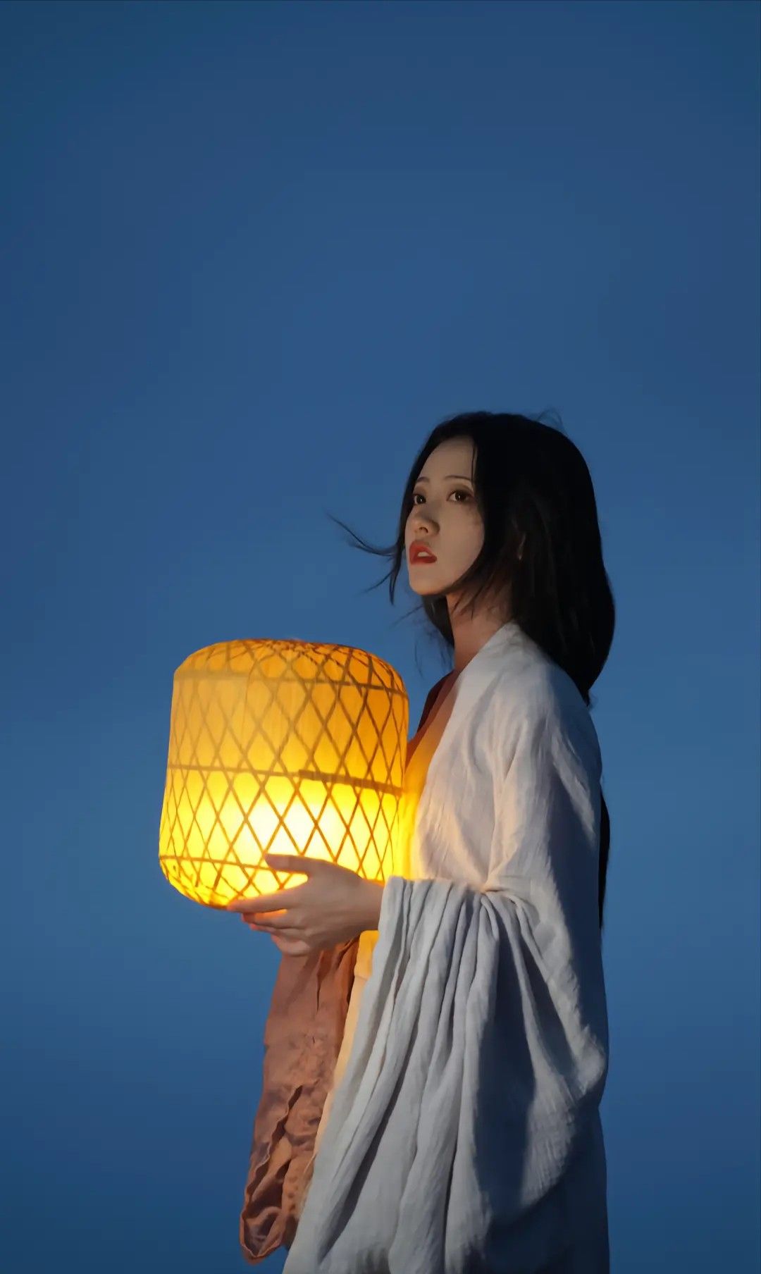 Original Hanfu Design:Embracing Traditional Elegance in Mays Blooming Splendor Original Hanfu Design:Embracing Traditional Elegance in Mays Blooming Splendor