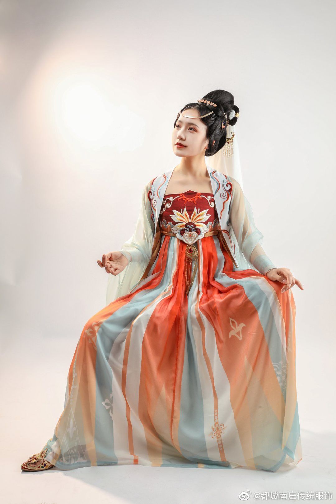 Union of Tradition:The Art of Oil-Paper Umbrellas and Cheongsams Elegance Union of Tradition:The Art of Oil-Paper Umbrellas and Cheongsams Elegance
