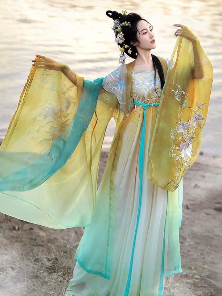 Petal-Skirted Cheongsam:The Authentic Story of Bian Flower in Traditional Chinese Clothing Petal-Skirted Cheongsam:The Authentic Story of Bian Flower in Traditional Chinese Clothing