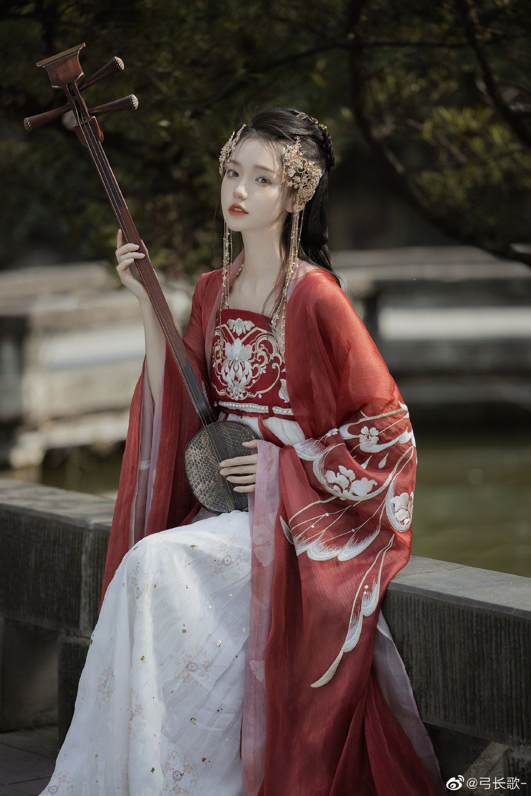 Traditional Chinese-Style Womens Winter Ensembles:The Art of Tang Suit Fashion Traditional Chinese-Style Womens Winter Ensembles:The Art of Tang Suit Fashion