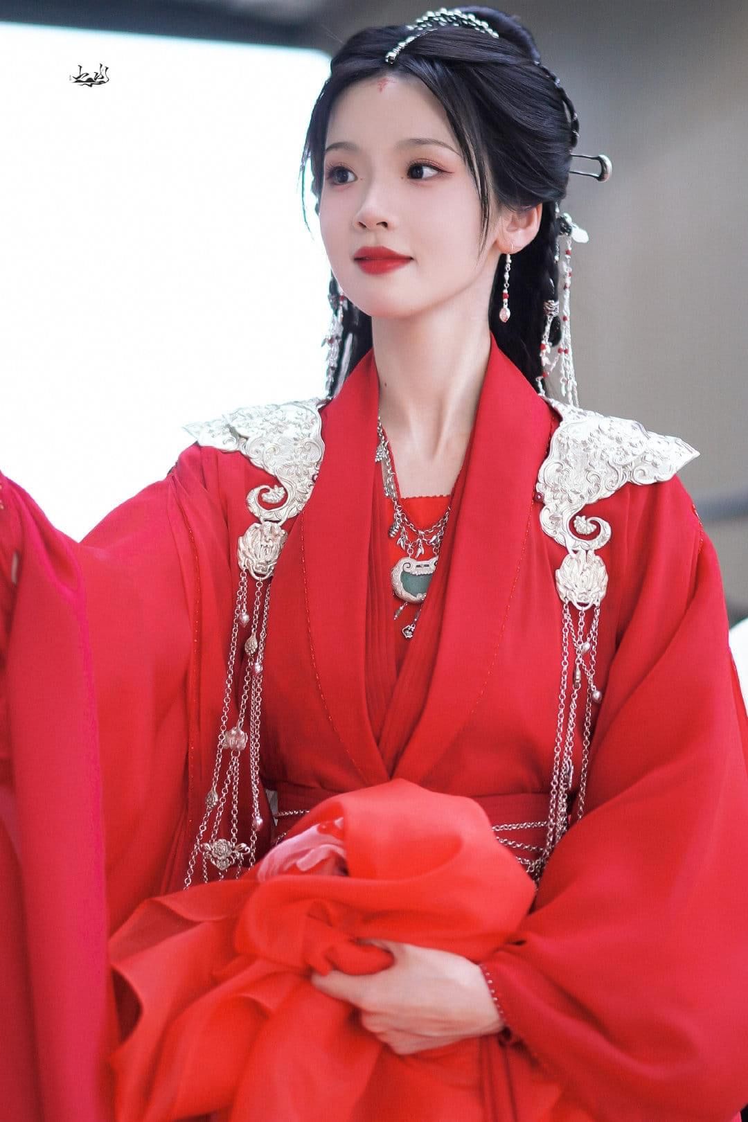 Chinese Student Girls in Cheongsam:Embracing the Traditional Beauty of Qipao in Modern Fashion Chinese Student Girls in Cheongsam:Embracing the Traditional Beauty of Qipao in Modern Fashion