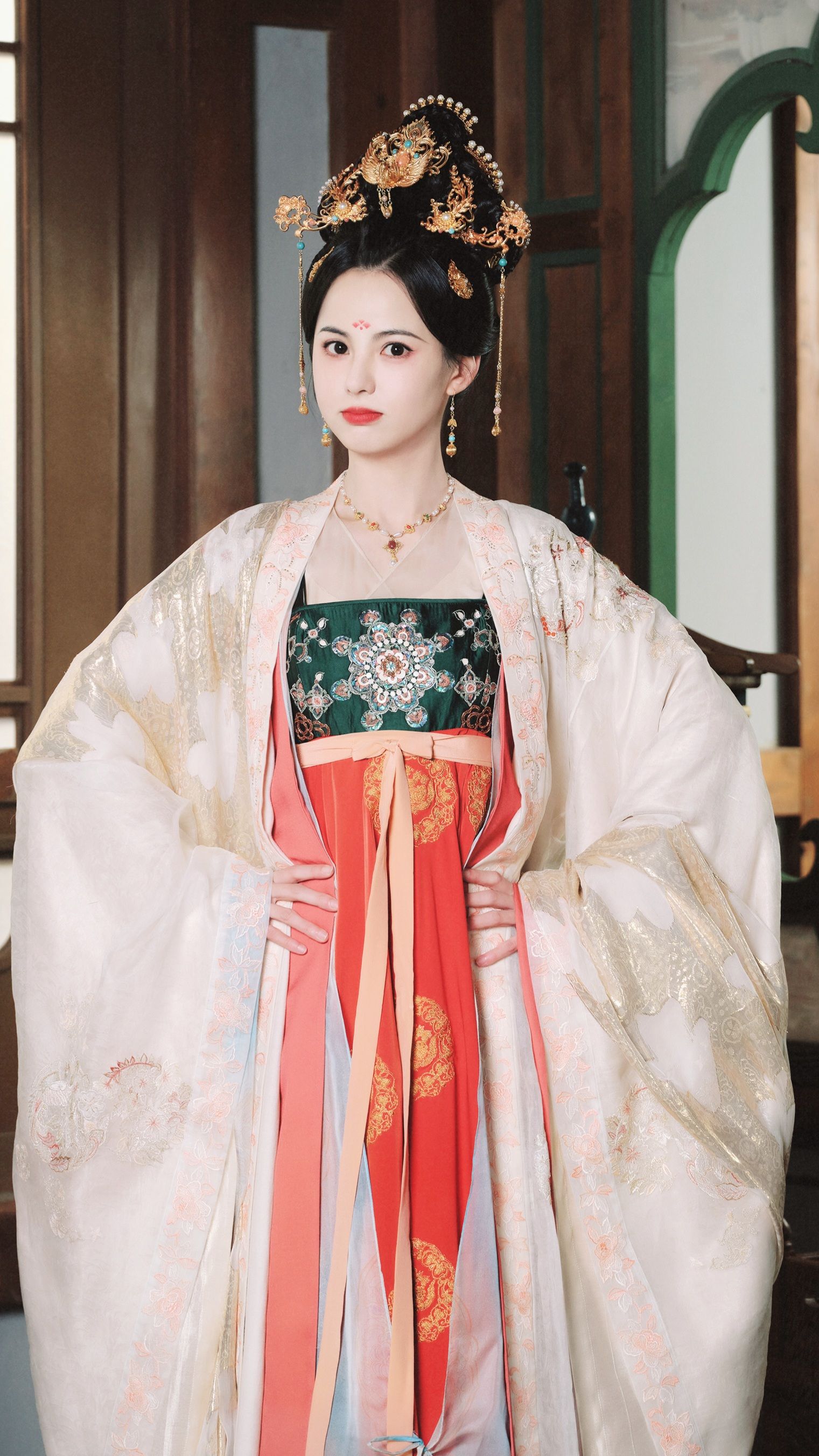The Enchanting Beauty of Hanfu Headdresses:The Crown of Hair and Its Fairy-like Aesthetics The Enchanting Beauty of Hanfu Headdresses:The Crown of Hair and Its Fairy-like Aesthetics