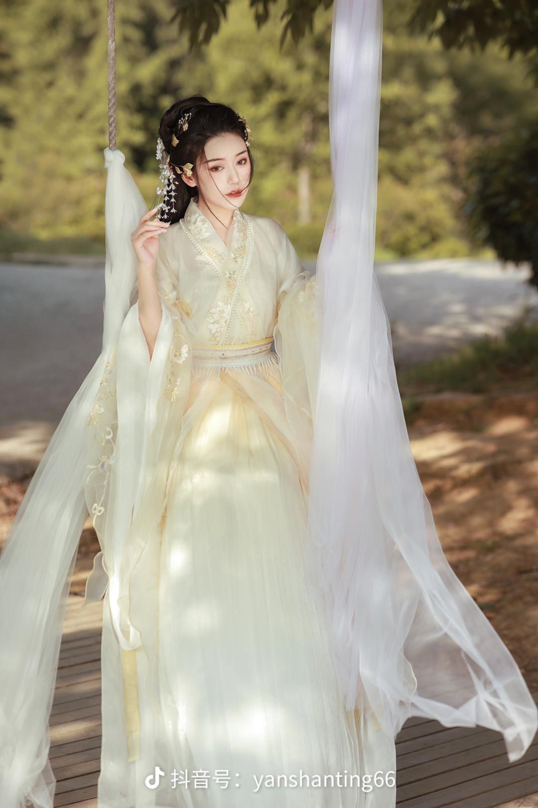 Supernova Girls in Traditional Chinese Hanfu Fashion for Spring