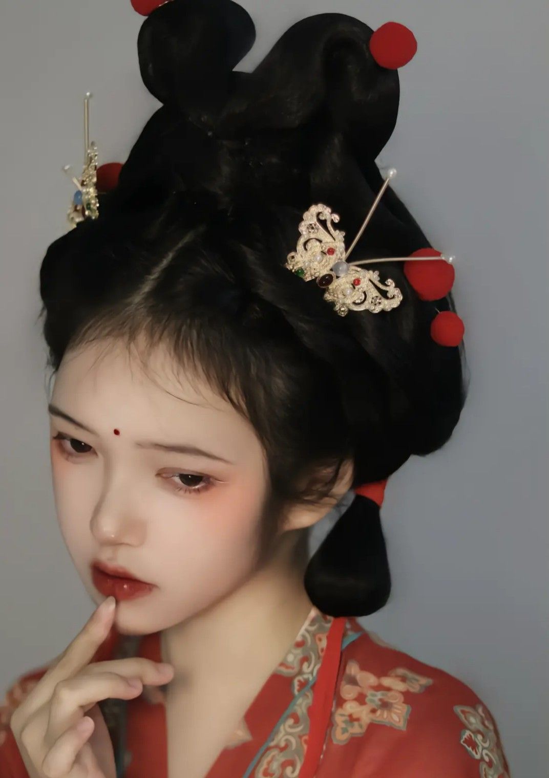The Charm of Qipao-Dressed Petite Girls The Charm of Qipao-Dressed Petite Girls