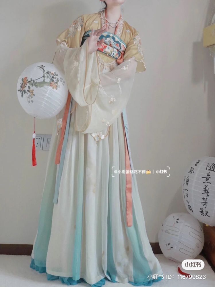 Elegant Golden Silk Cheongsam:A Premier Long-Style Look for Modern Times Elegant Golden Silk Cheongsam:A Premier Long-Style Look for Modern Times