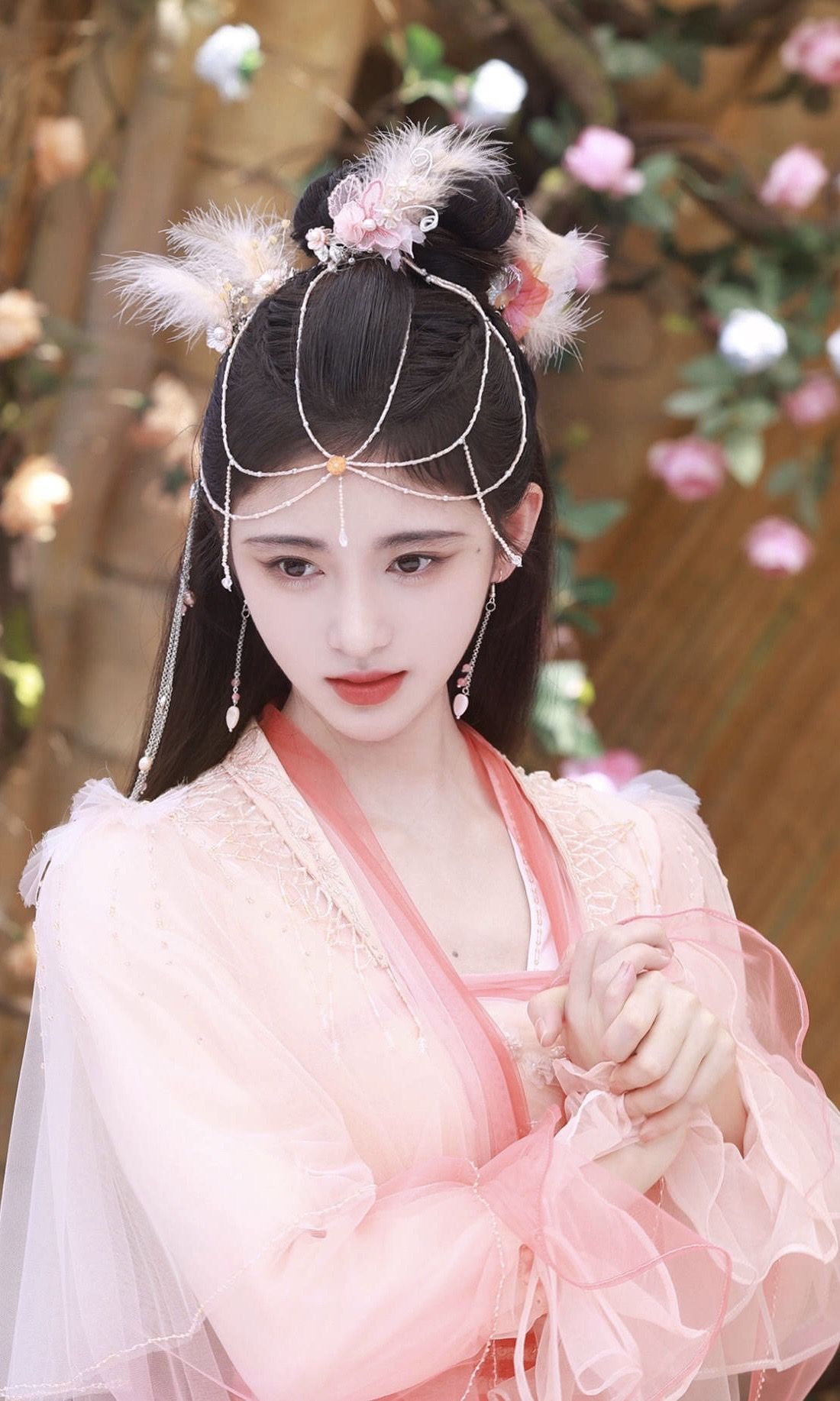 Embroidery-Adorned Cheongsam:A Long and Elegant Tale of Traditional Beauty Embroidery-Adorned Cheongsam:A Long and Elegant Tale of Traditional Beauty