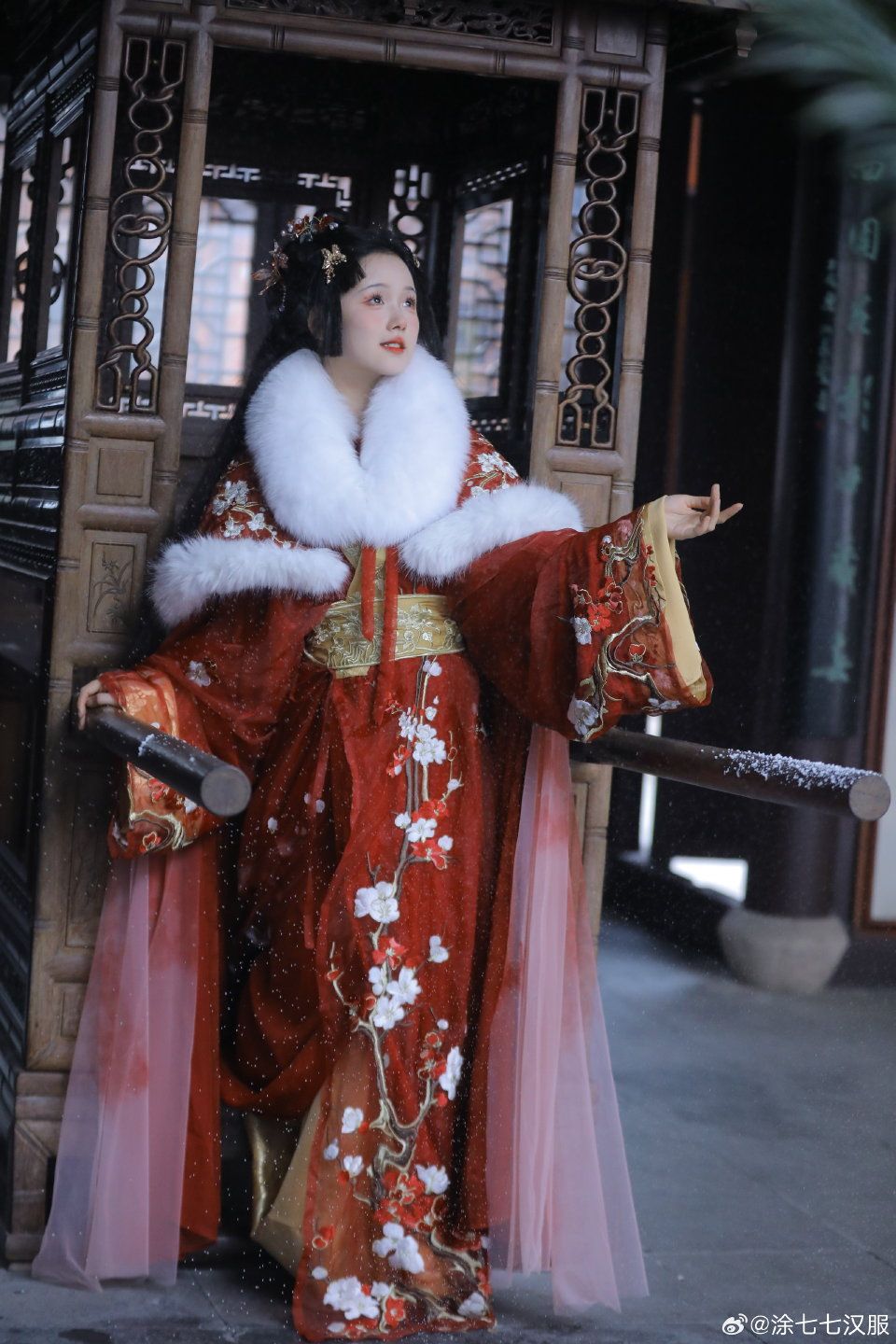 The Story of a Girl in a Thick Hanfu Costume The Story of a Girl in a Thick Hanfu Costume