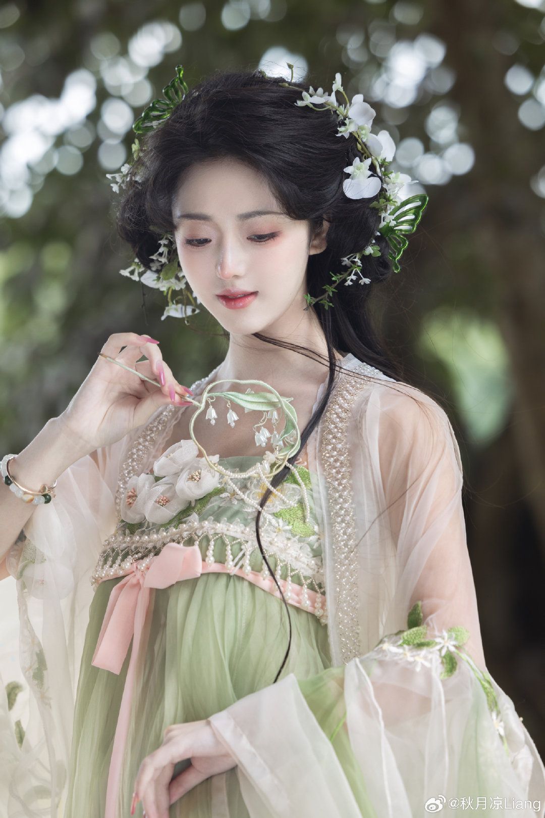 Embroidery-Adorned Cheongsam:The Splendor of Silk Fabric Embroidery-Adorned Cheongsam:The Splendor of Silk Fabric