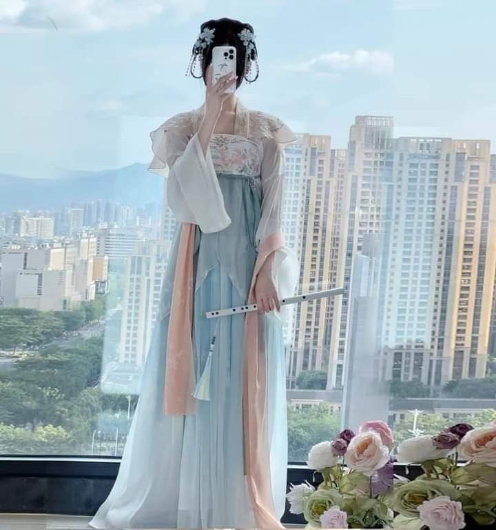 The Decaying Splendor of Hanfu:The Tale of the Tattered Sleeve The Decaying Splendor of Hanfu:The Tale of the Tattered Sleeve