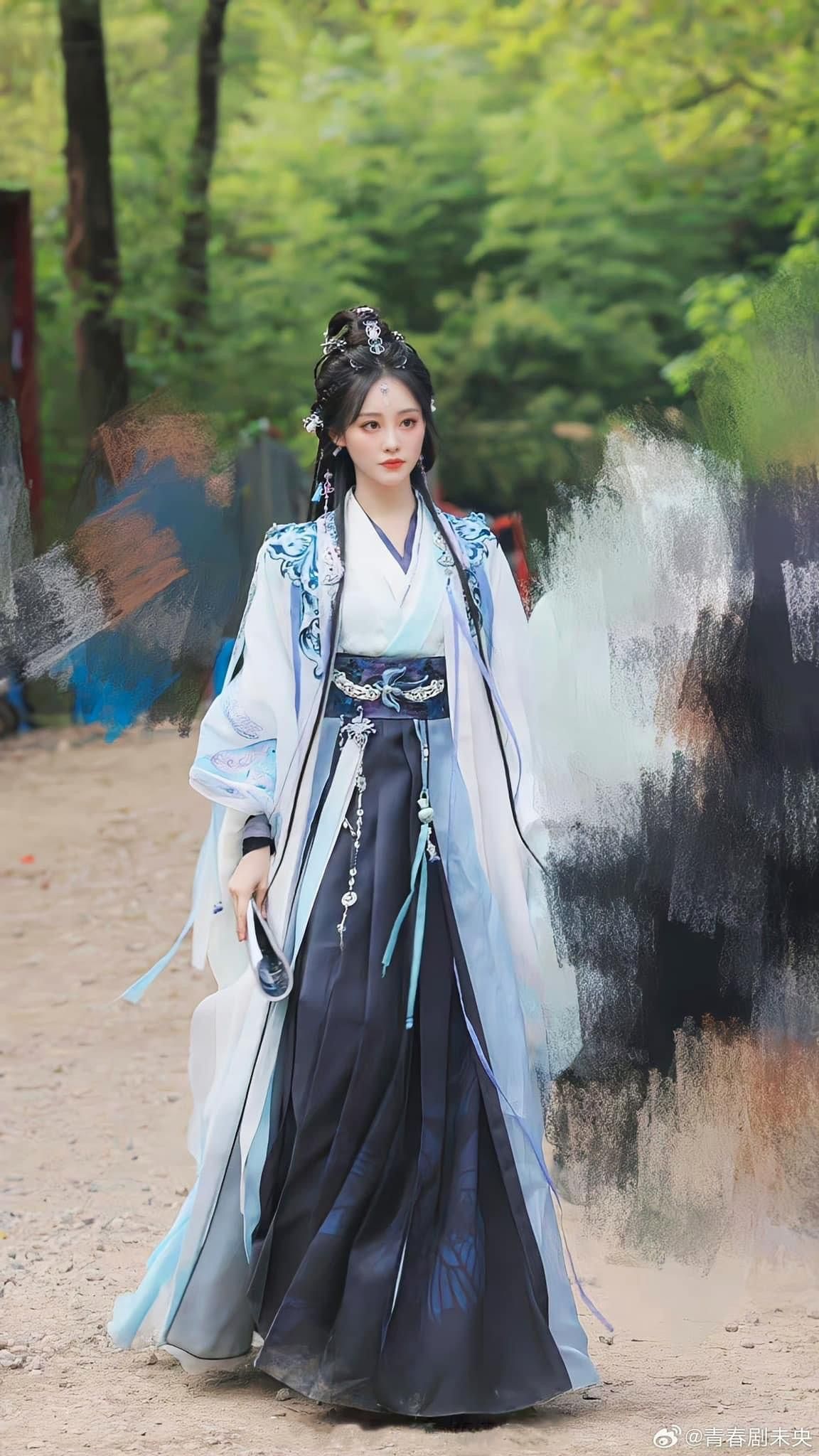 Elegant仙鹤翩翩,中学生汉服女子的超凡魅力 Elegant仙鹤翩翩,中学生汉服女子的超凡魅力