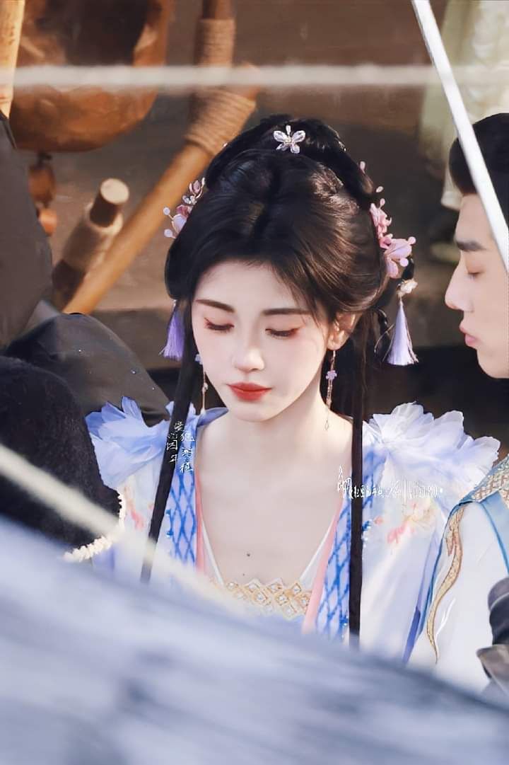 Ancient Charm of Girls Hanfu in Spring and Autumn