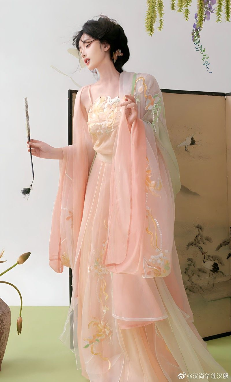 A Little Girls Tang Suit for Chinese New Years Visit:A Blend of Tradition and Modernity A Little Girls Tang Suit for Chinese New Years Visit:A Blend of Tradition and Modernity
