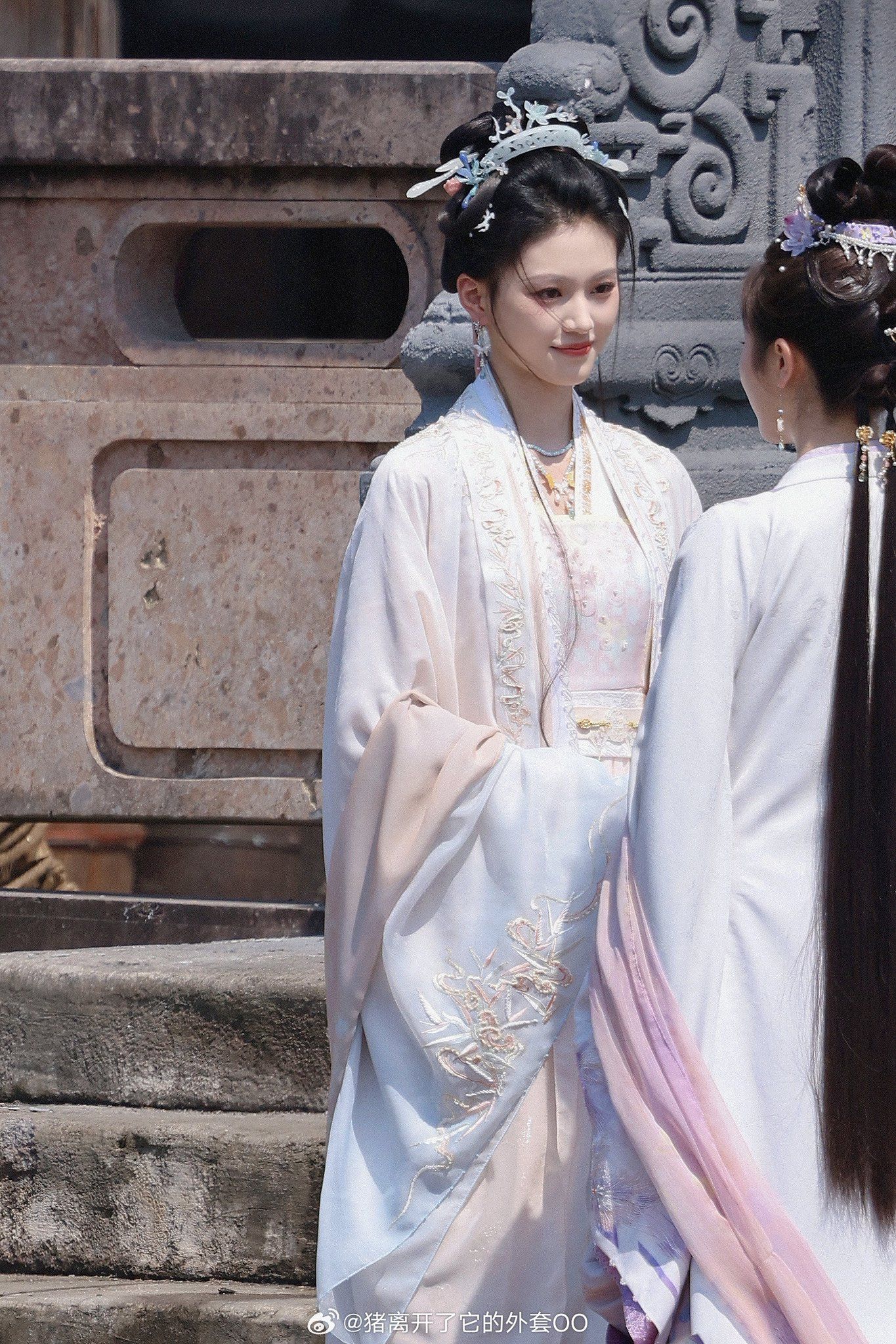 Modern Chinese Cheongsam:Embracing a Low-neck Design Evolution Modern Chinese Cheongsam:Embracing a Low-neck Design Evolution