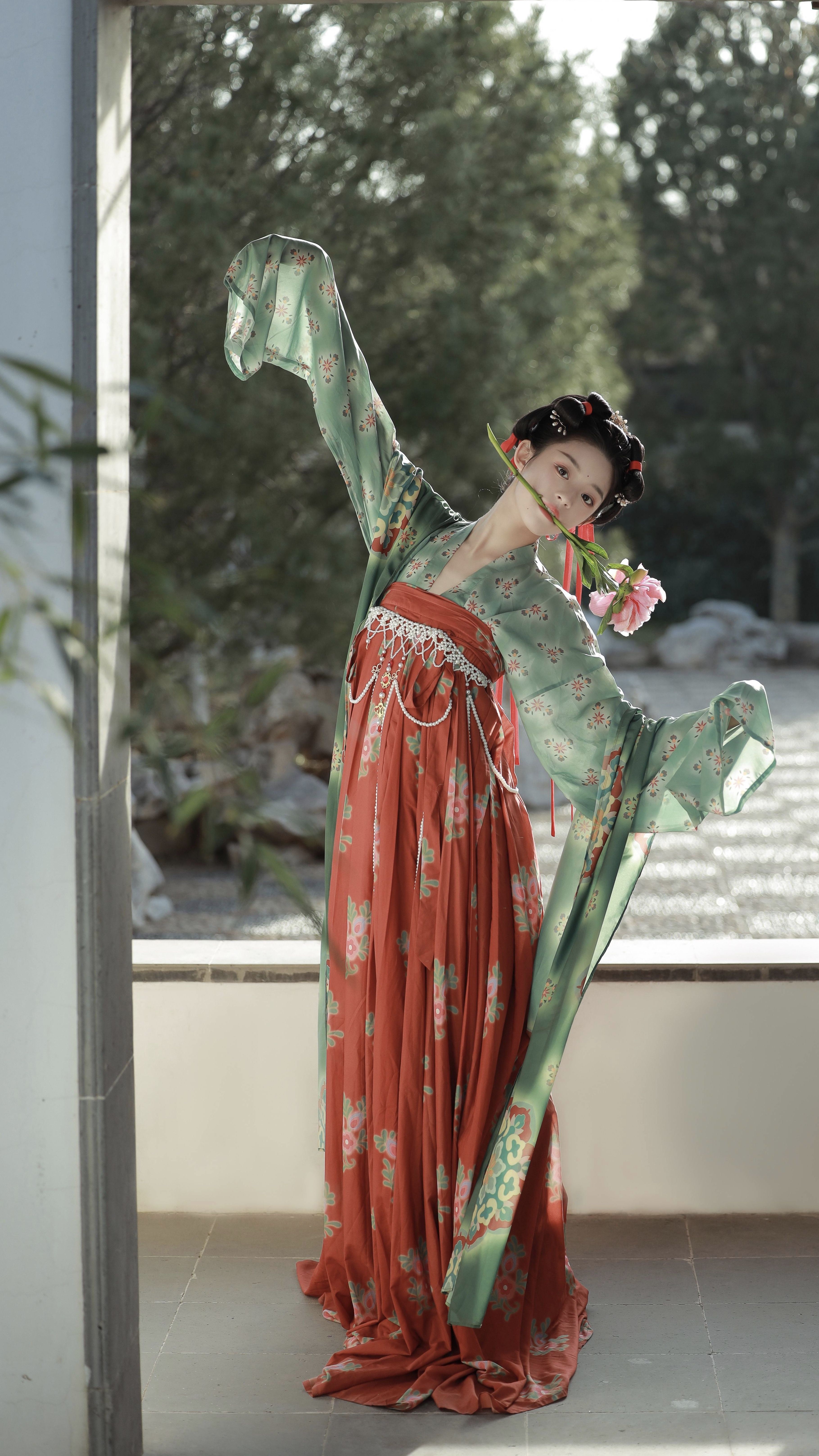 Exploring the Allure of Ye Xi Wus Hanfu Fashion:A Cultural Journey Exploring the Allure of Ye Xi Wus Hanfu Fashion:A Cultural Journey