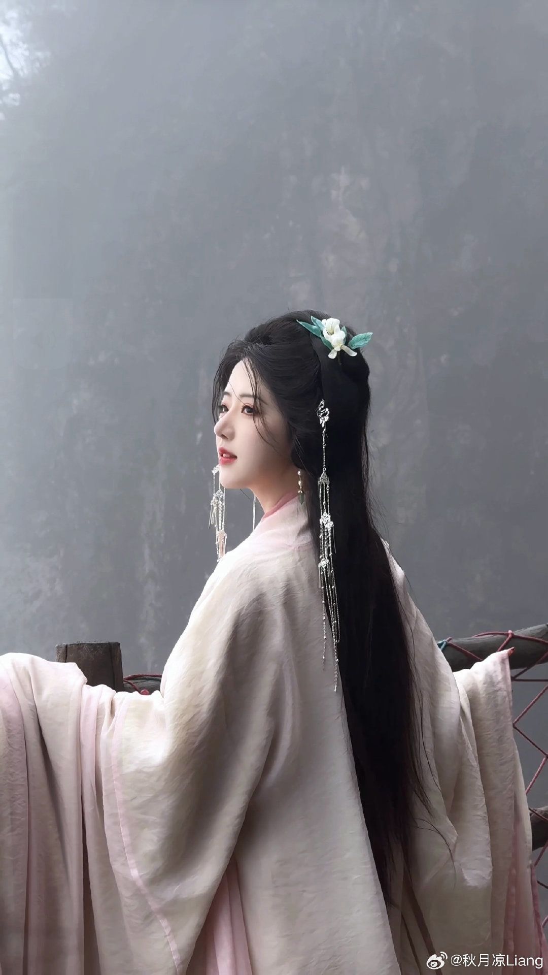 Embracing Modernity in Red:The Evolution of Cheongsam Through Lace Embracing Modernity in Red:The Evolution of Cheongsam Through Lace