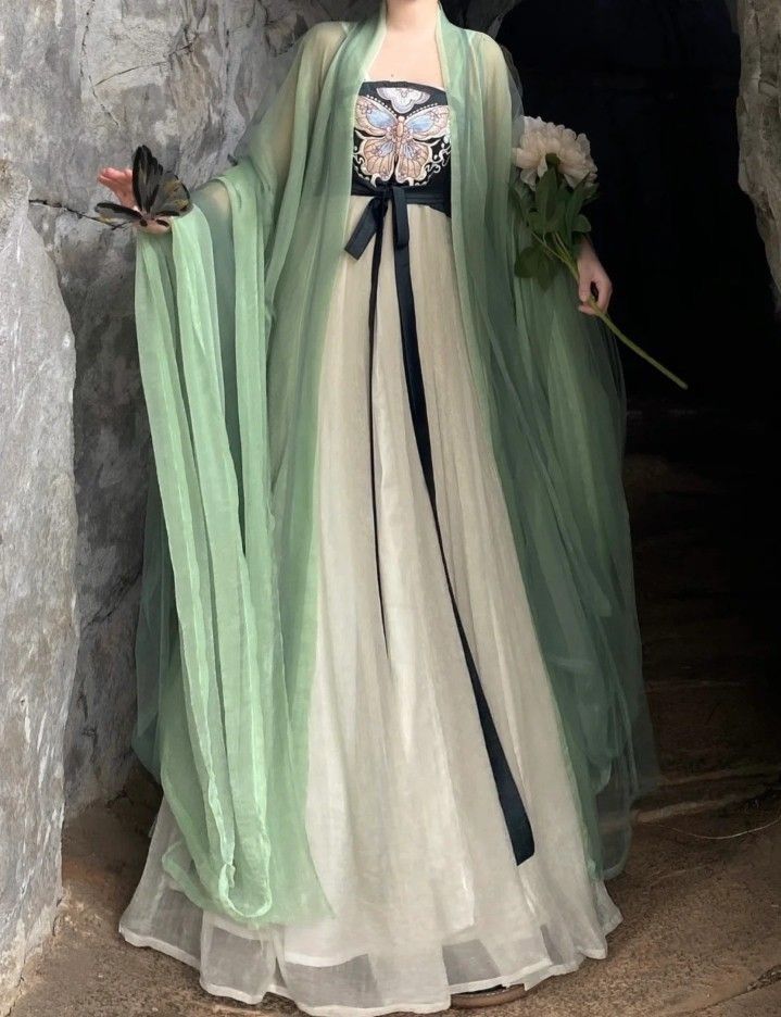 The Cultural Significance of Horseface Skirt with Phoenix Pattern in Traditional Chinese Fashion The Cultural Significance of Horseface Skirt with Phoenix Pattern in Traditional Chinese Fashion