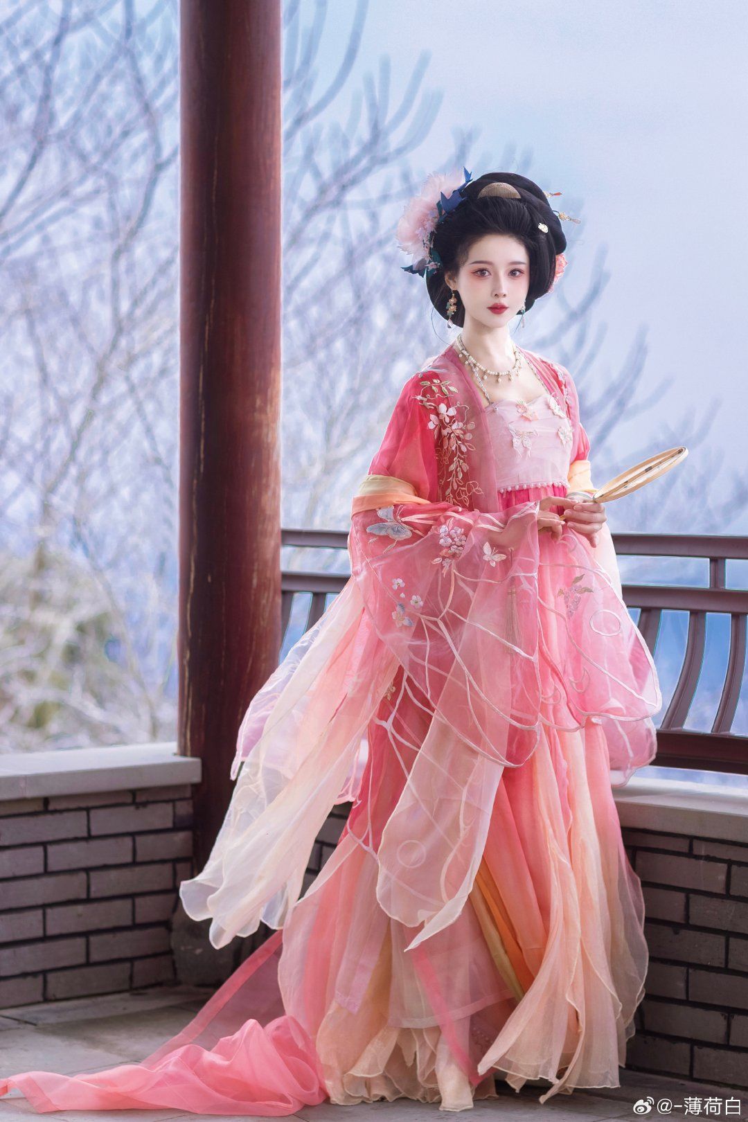Affordable Splendor:The Revival of Hanfu with Ball Fans and the Allure of White Cabbage Prices Affordable Splendor:The Revival of Hanfu with Ball Fans and the Allure of White Cabbage Prices