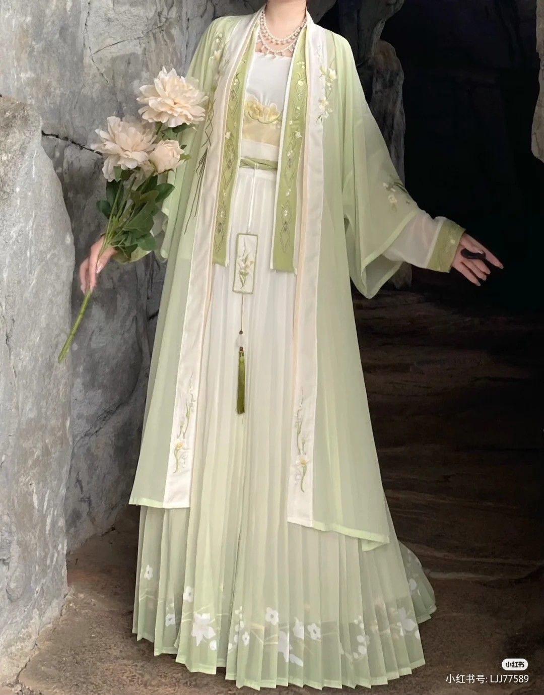 Modern Commuting in Summer with Hanfu Fashion Evolution Modern Commuting in Summer with Hanfu Fashion Evolution