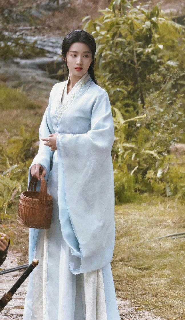 Dragons and Silk:The Journey of the Plus-Size Dragon Lady in Traditional Chinese Attire Dragons and Silk:The Journey of the Plus-Size Dragon Lady in Traditional Chinese Attire