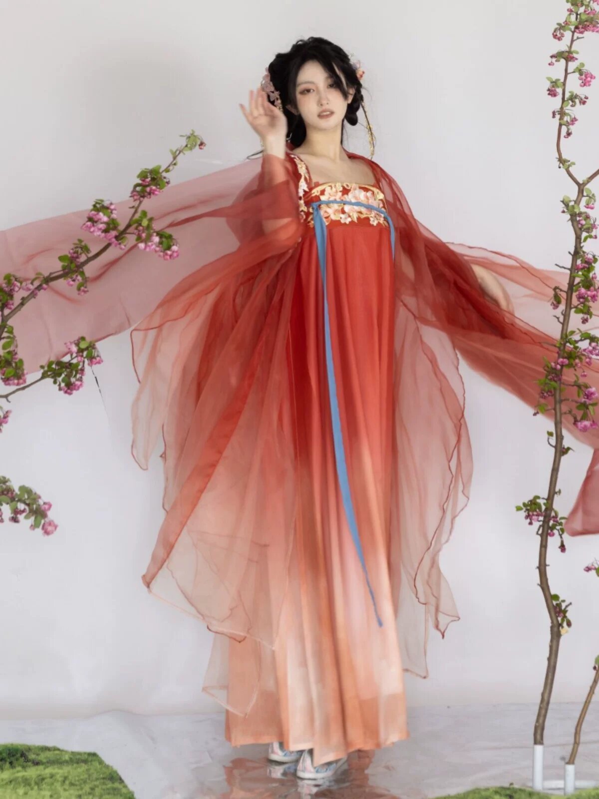 Traditional Cheongsam Women in Summer:A Glimpse into the Beauty of Classic Chinese Dress Traditional Cheongsam Women in Summer:A Glimpse into the Beauty of Classic Chinese Dress
