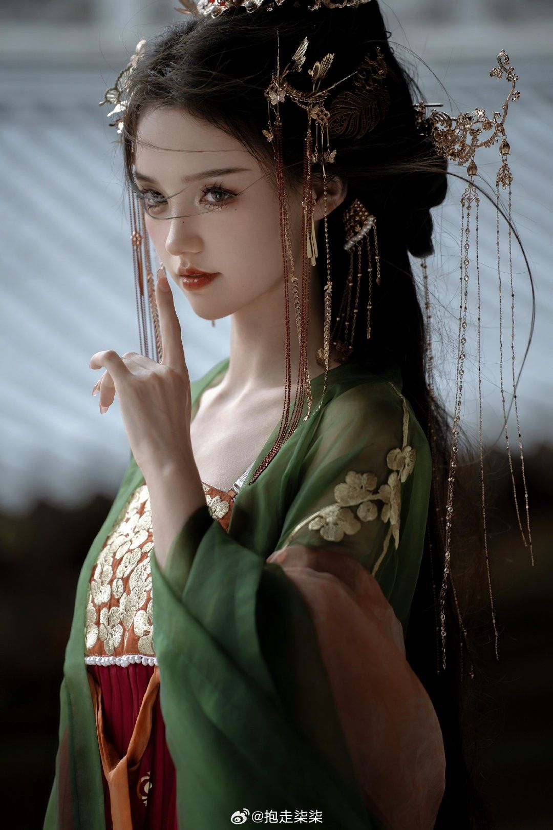 Loose-fitting Cheongsam Skirts and Their Allure Loose-fitting Cheongsam Skirts and Their Allure