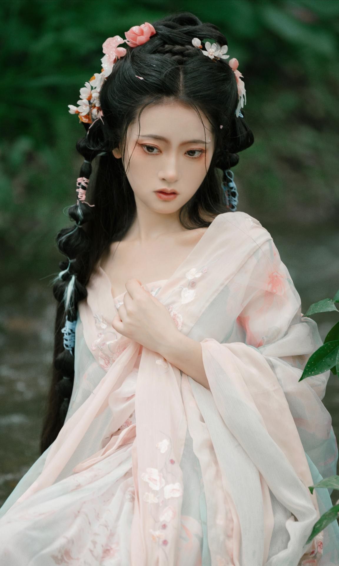 Reinventing Hanfu Fashion:The Evolution of the Modernized Hanfu-Inspired Dress Reinventing Hanfu Fashion:The Evolution of the Modernized Hanfu-Inspired Dress