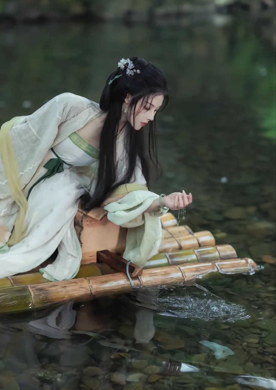 The Evolution of Hair Bands and Sashes in Hanfu Fashion:A Blend of Tradition and Modernity