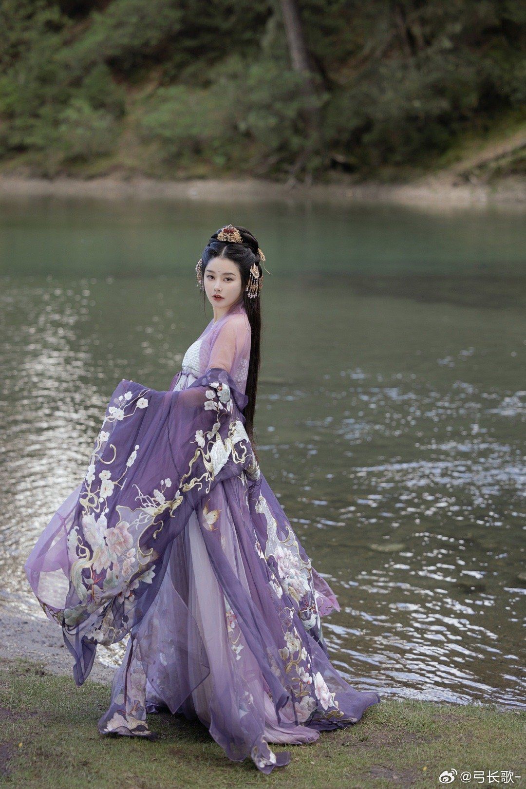 The Role of Hairpins in Styling the Traditional Horseface Skirt