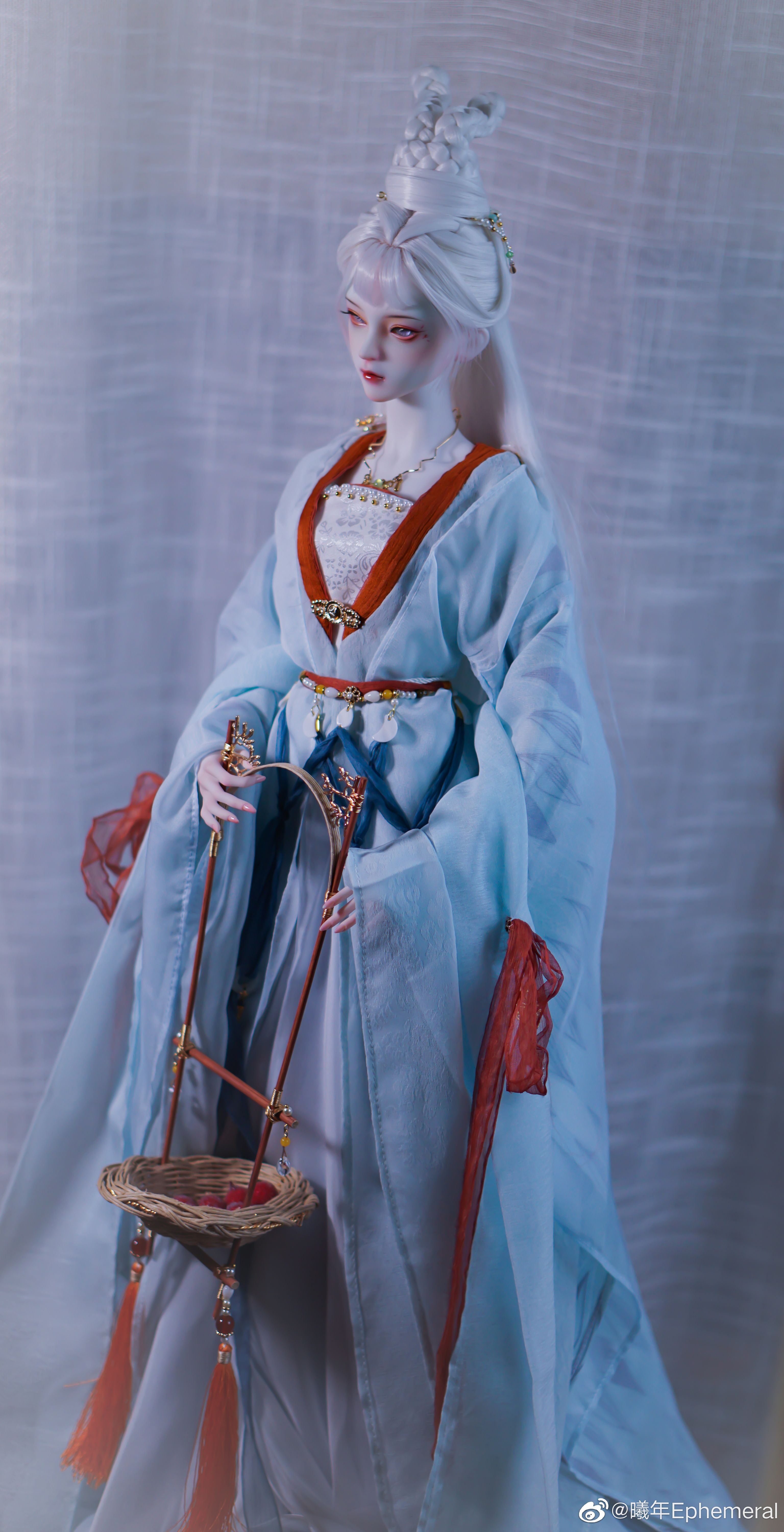 Vintage-Inspired Chinese Cheongsam with a Tangy Acetic Touch