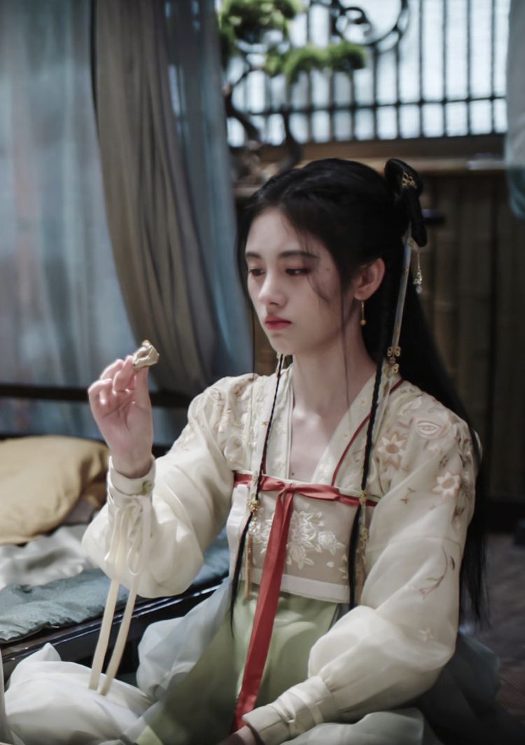 White Embroidery Qipao with Tie-Dye:A Traditional Craftsmanship White Embroidery Qipao with Tie-Dye:A Traditional Craftsmanship