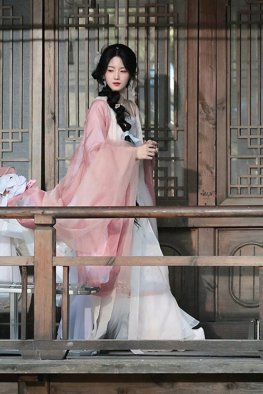 Neo-Chinese Style:The Rise of Low-Collar Cheongsam Neo-Chinese Style:The Rise of Low-Collar Cheongsam