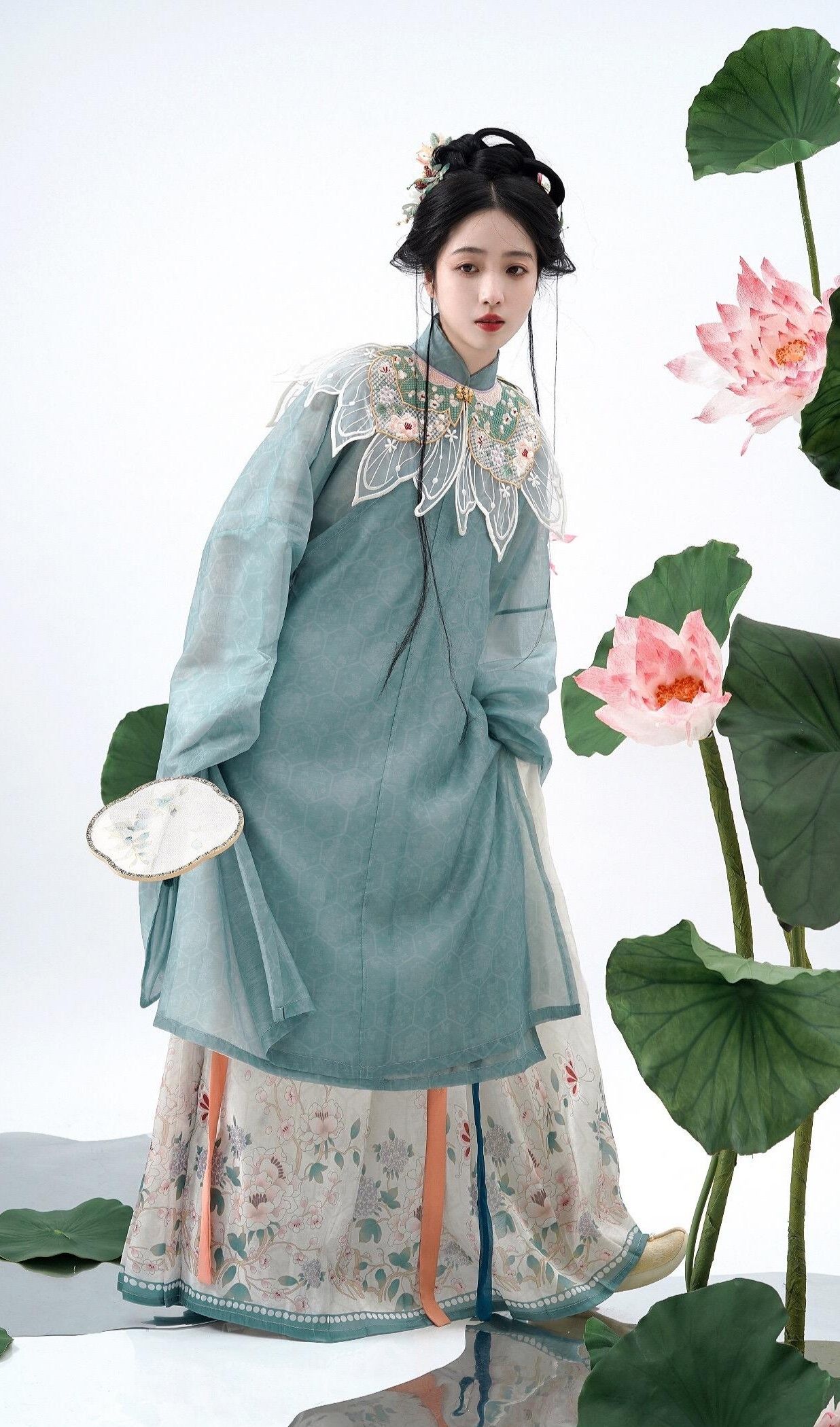 The Evolution of Hanfu Fashion:A Models Perspective on Traditional Chinese Clothing Display The Evolution of Hanfu Fashion:A Models Perspective on Traditional Chinese Clothing Display