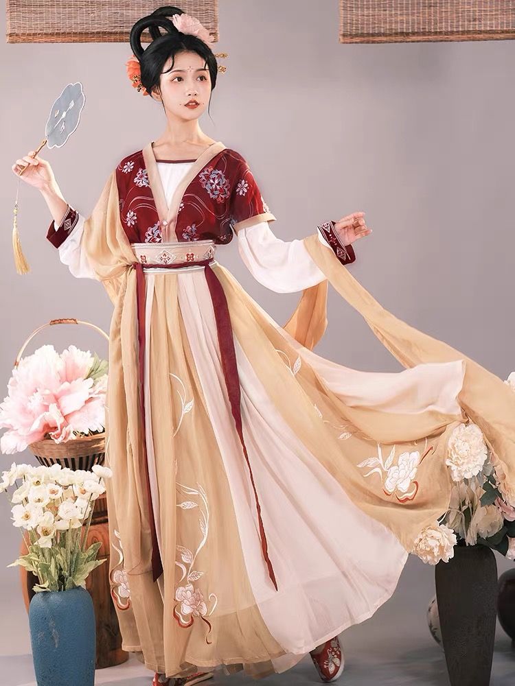 Qiqi Weis Innovative Cheongsam Design:Embracing Traditional Elegance with Modern Twist