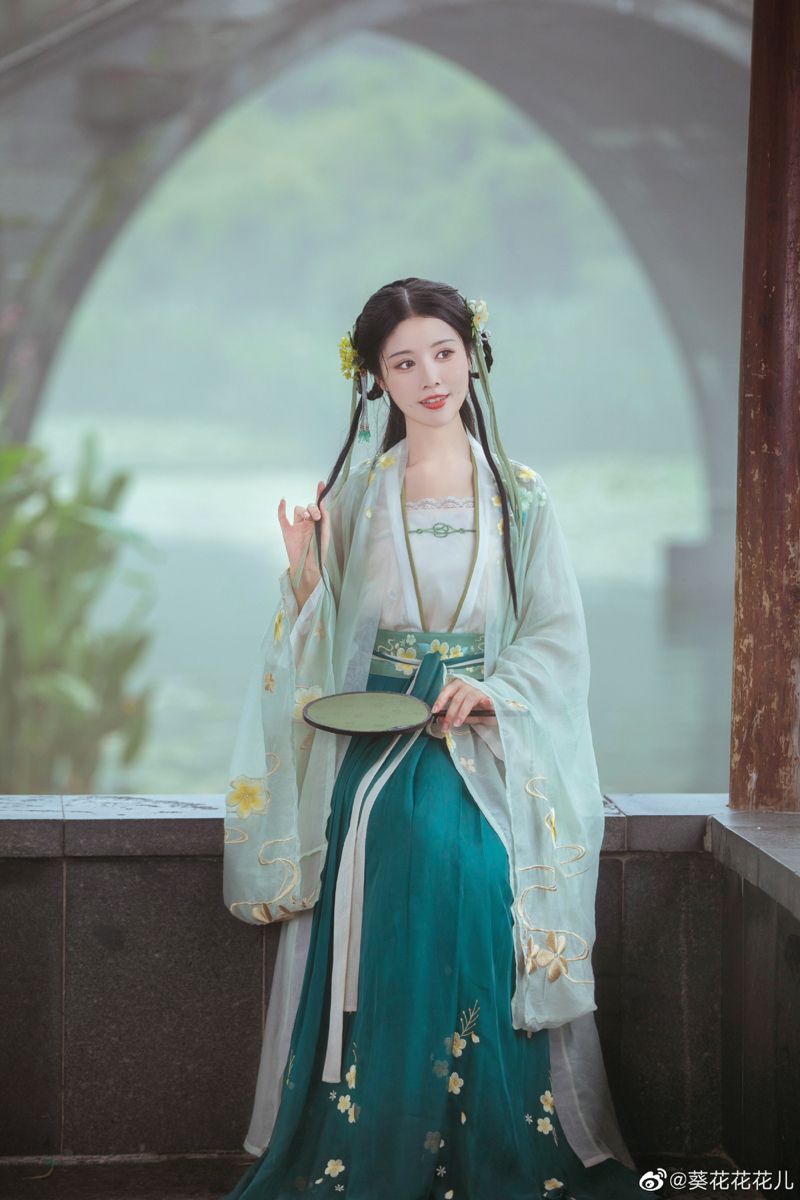 Gentle Curves in Traditional Style:The Story of Childrens Hanfu for the Plus-Size Kids