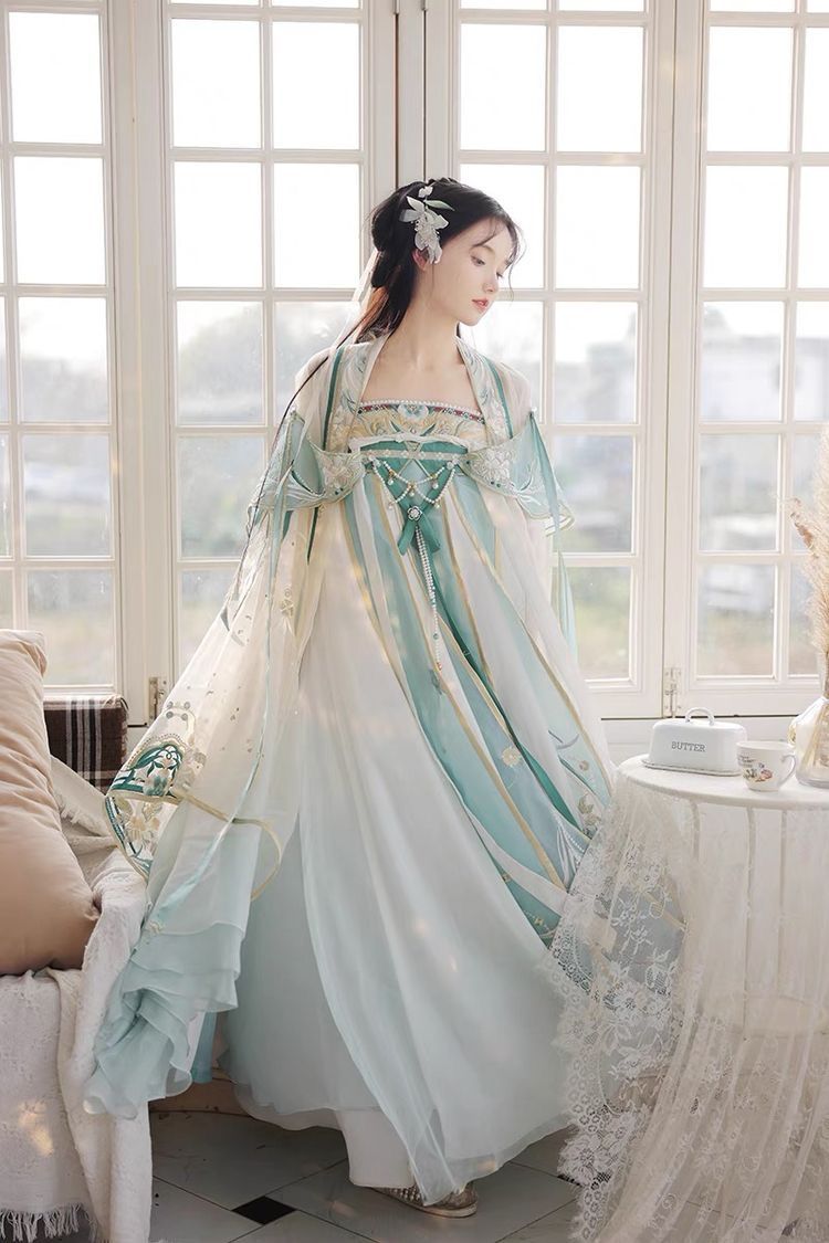 A Girls Journey into the World of Hanfu:Summer仙装 and the Age of Six A Girls Journey into the World of Hanfu:Summer仙装 and the Age of Six