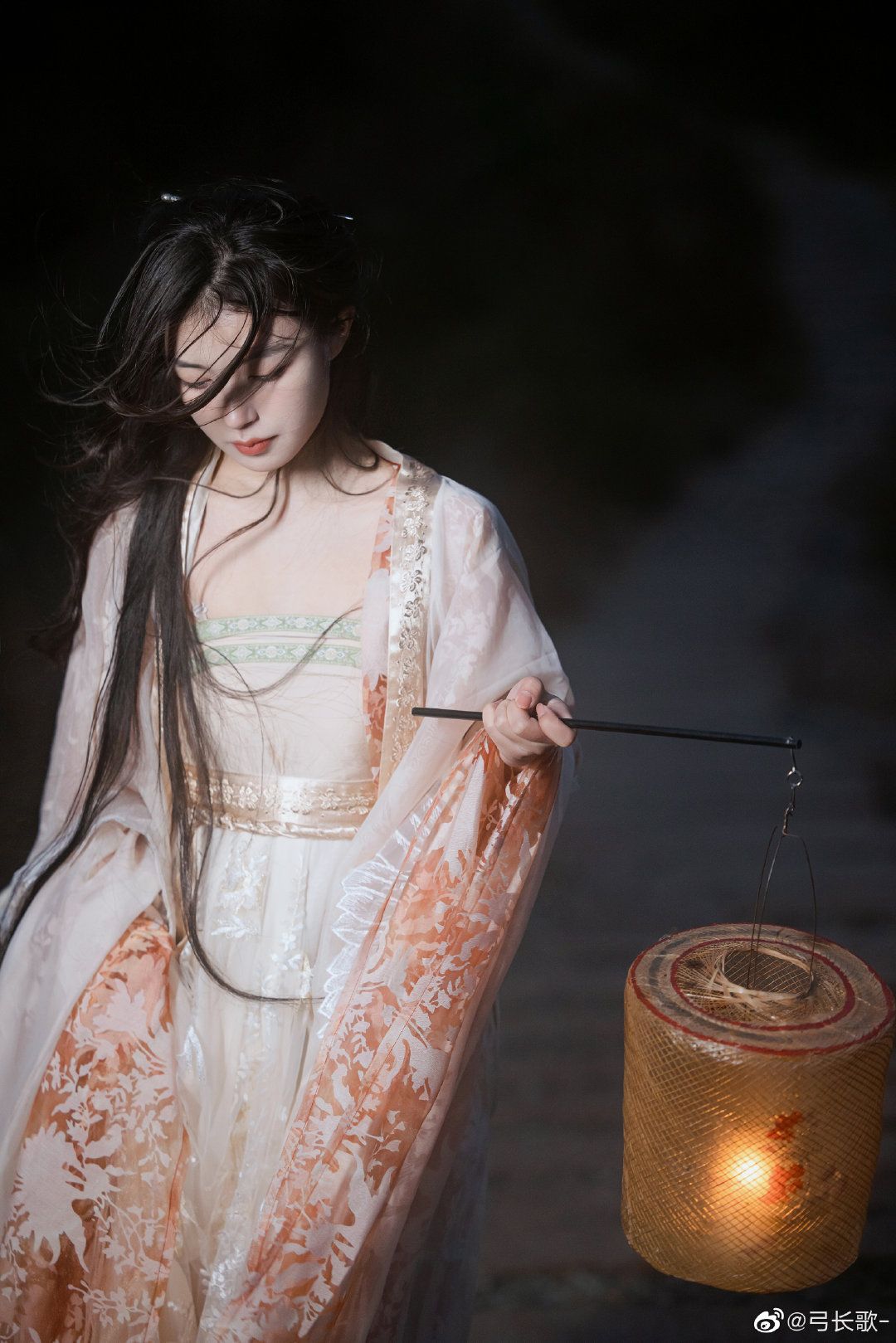 The Elegant Xiaoxiang Style Ma mian Qun:A Closer Look at Traditional Chinese Fashion The Elegant Xiaoxiang Style Ma mian Qun:A Closer Look at Traditional Chinese Fashion