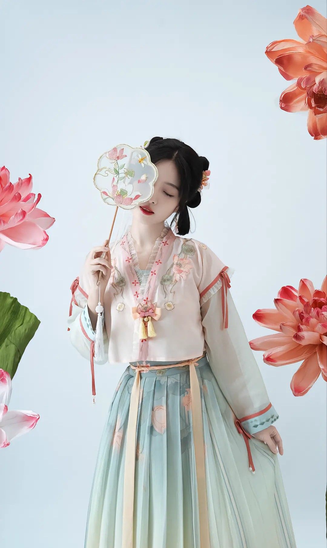 The Sword-Wielding Elegance of Hanfu Fashion:A Journey into the World of Han Chinese Sword Dance The Sword-Wielding Elegance of Hanfu Fashion:A Journey into the World of Han Chinese Sword Dance