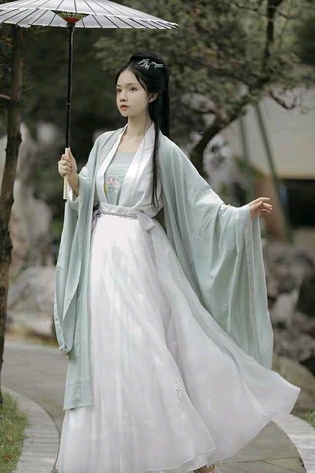 Winter Celebration in Hanfu Style:Adorable Traditional Outfits for New Years Greetings Winter Celebration in Hanfu Style:Adorable Traditional Outfits for New Years Greetings