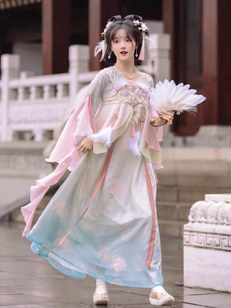 A Girls Traditional Chinese Fashion with a Modern Twist:The Horseface Skirt Hanfu Set A Girls Traditional Chinese Fashion with a Modern Twist:The Horseface Skirt Hanfu Set