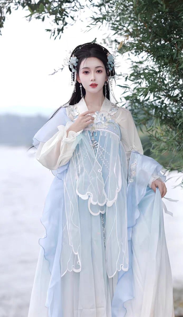 The Enchantment of Blue Hanfu:Traditional Chinese Elegance Reimagined
