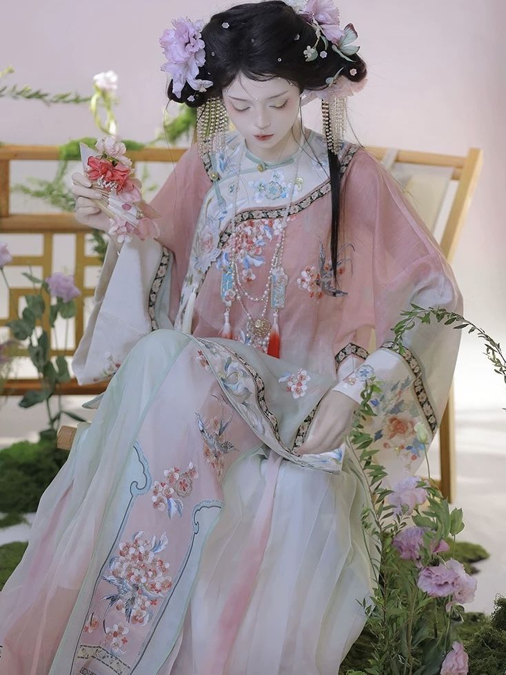 Traditional Elegance:The Rise of Tang-Style Clothing among Female Middle School Students