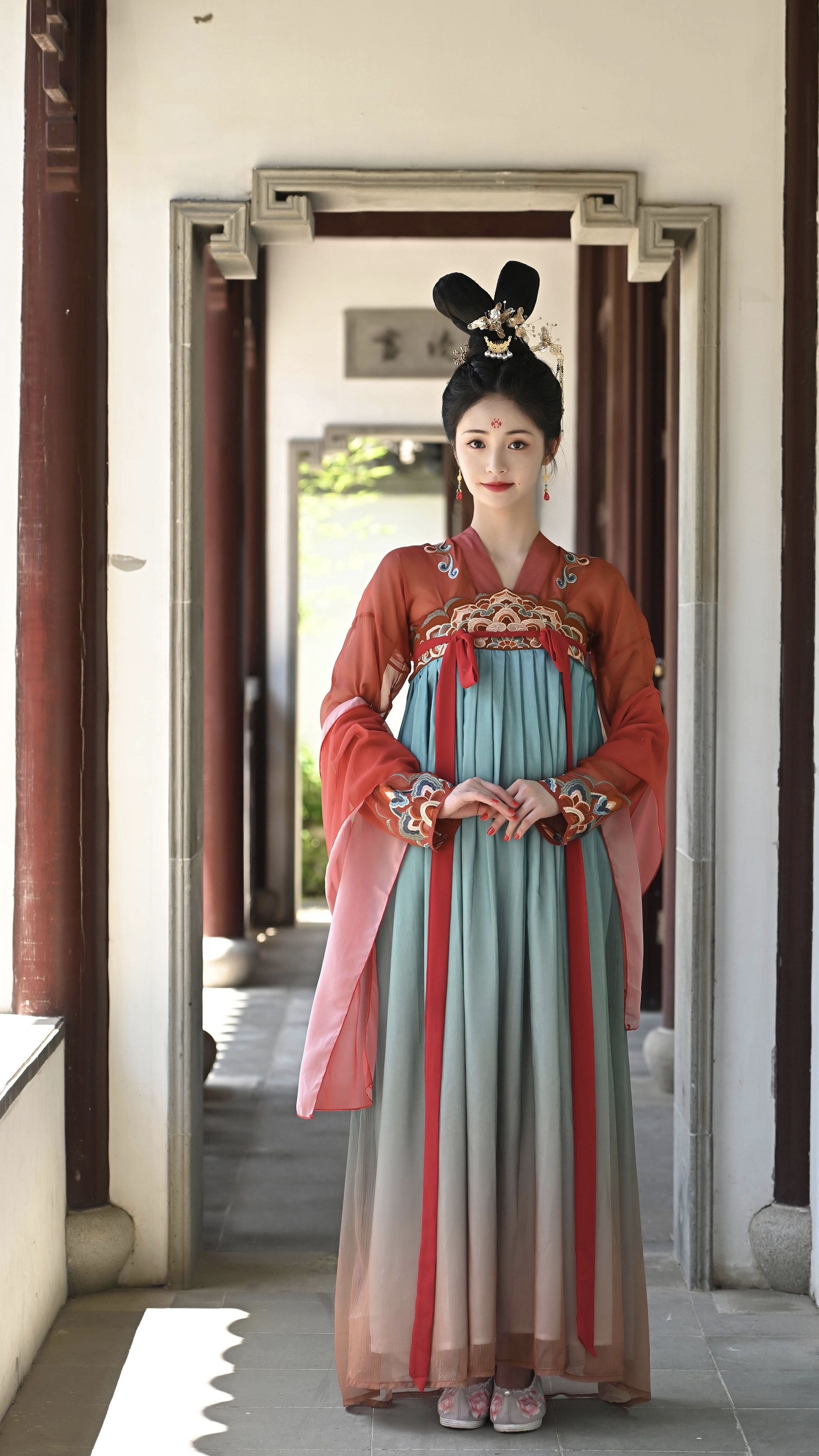 Short-Length Cheongsam:A Fashionable Fit for the Petite Figure Short-Length Cheongsam:A Fashionable Fit for the Petite Figure