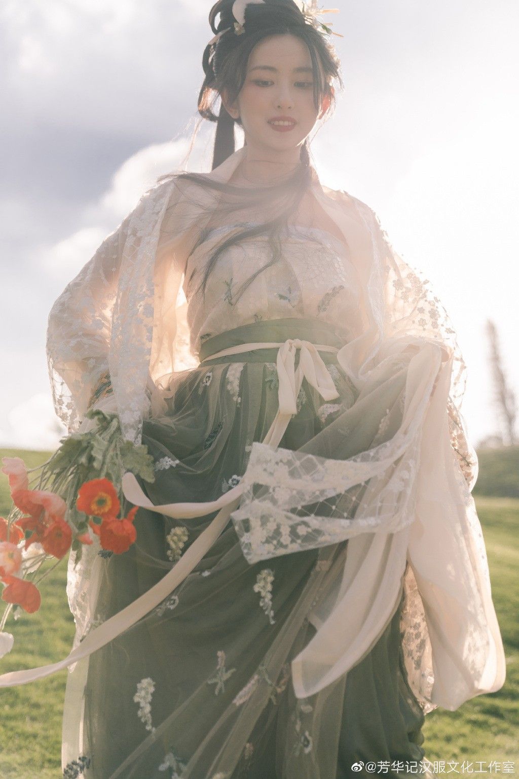 Engaging in Low-Collar Cheongsam:A Traditional Ritual of Love and Commitment Engaging in Low-Collar Cheongsam:A Traditional Ritual of Love and Commitment