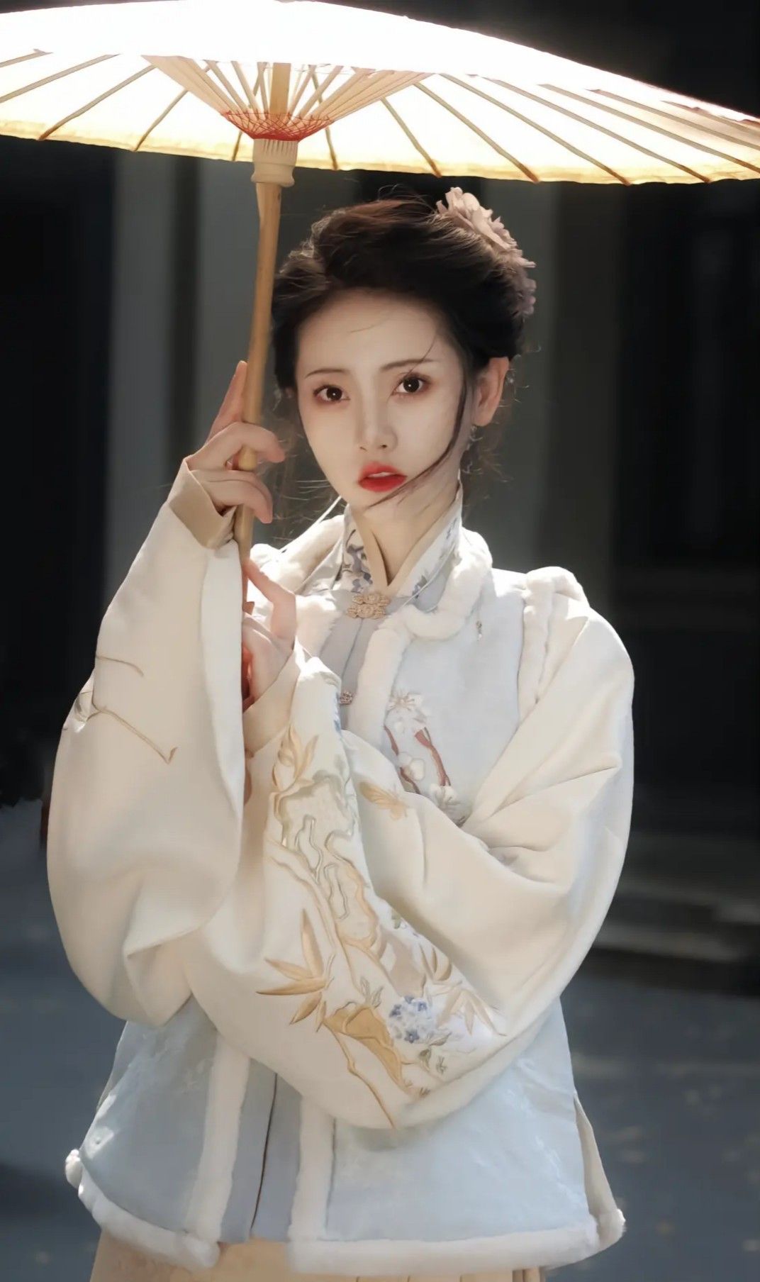 Enchanting Modern Student in Ancient Hanfu Fashion:The Allure of the Traditional Chinese Attire Enchanting Modern Student in Ancient Hanfu Fashion:The Allure of the Traditional Chinese Attire