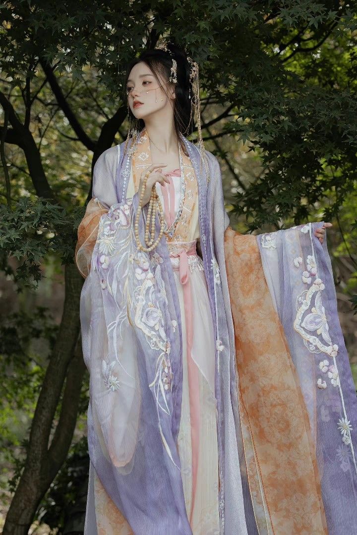 The Revival of Hanfu Costumes in Elementary School Recitation Performances The Revival of Hanfu Costumes in Elementary School Recitation Performances