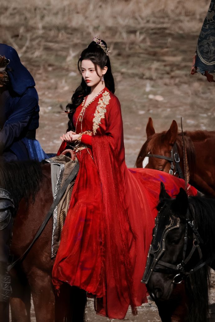 Trekking through Snow in Traditional Hanfu to Seek the Plum Blossom Trekking through Snow in Traditional Hanfu to Seek the Plum Blossom