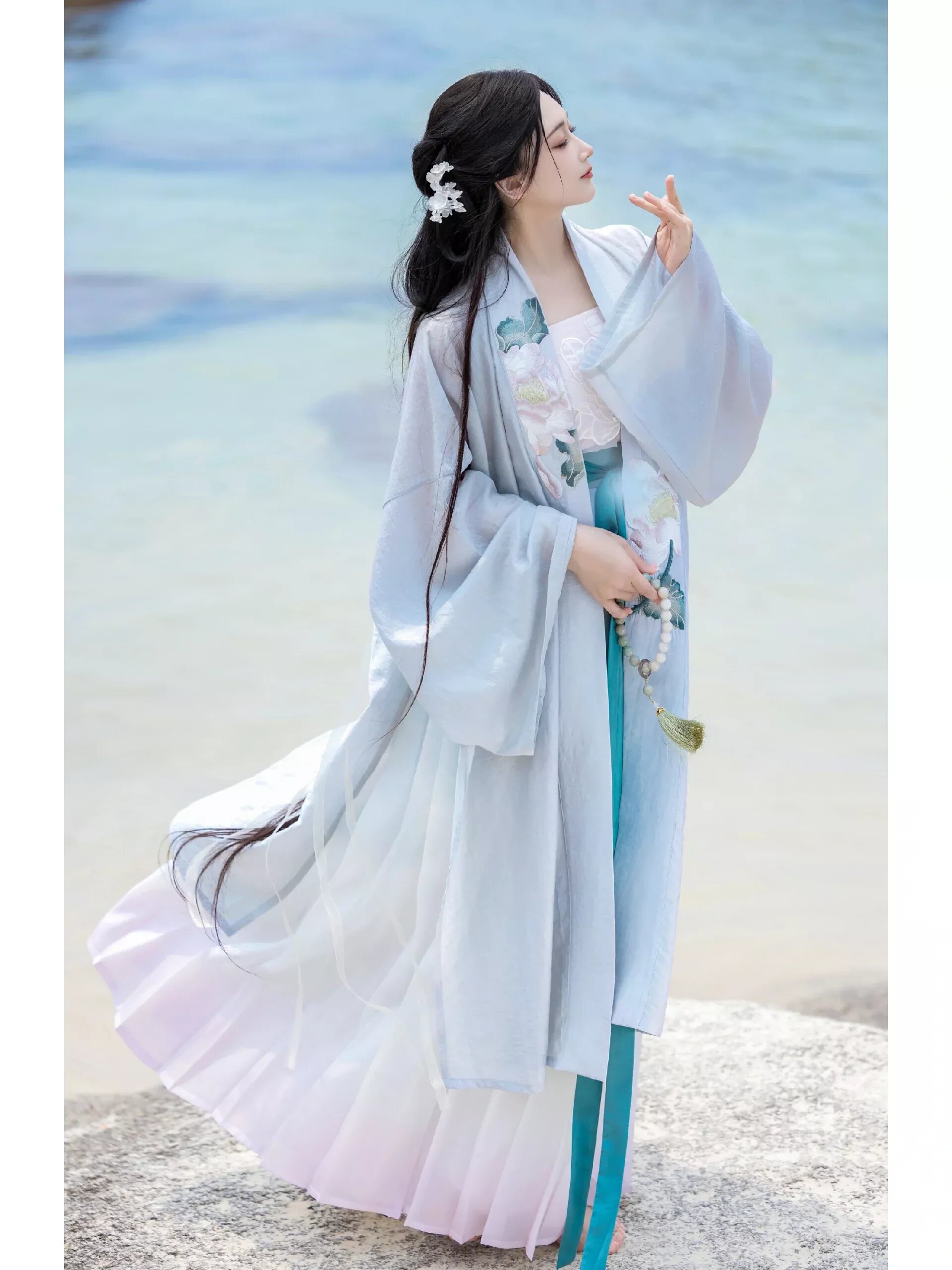 The Story of Two Student Friends Embracing Their Hanfu Fashion Journey The Story of Two Student Friends Embracing Their Hanfu Fashion Journey