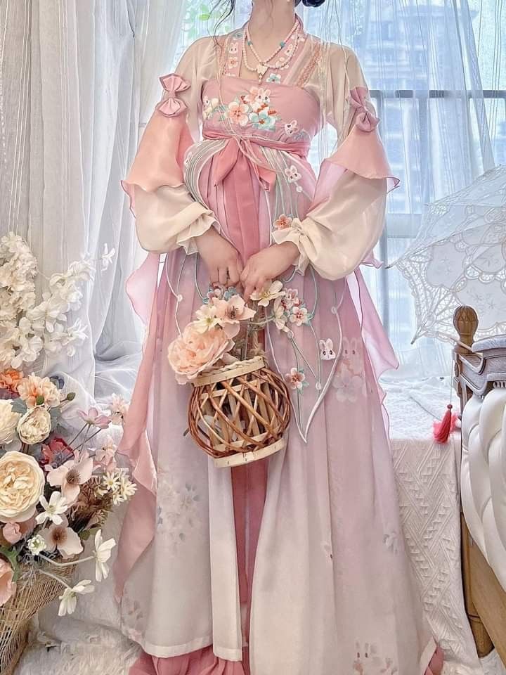 Traditional Dance Qipao:The Charm of Mid-Length Cheongsam Traditional Dance Qipao:The Charm of Mid-Length Cheongsam